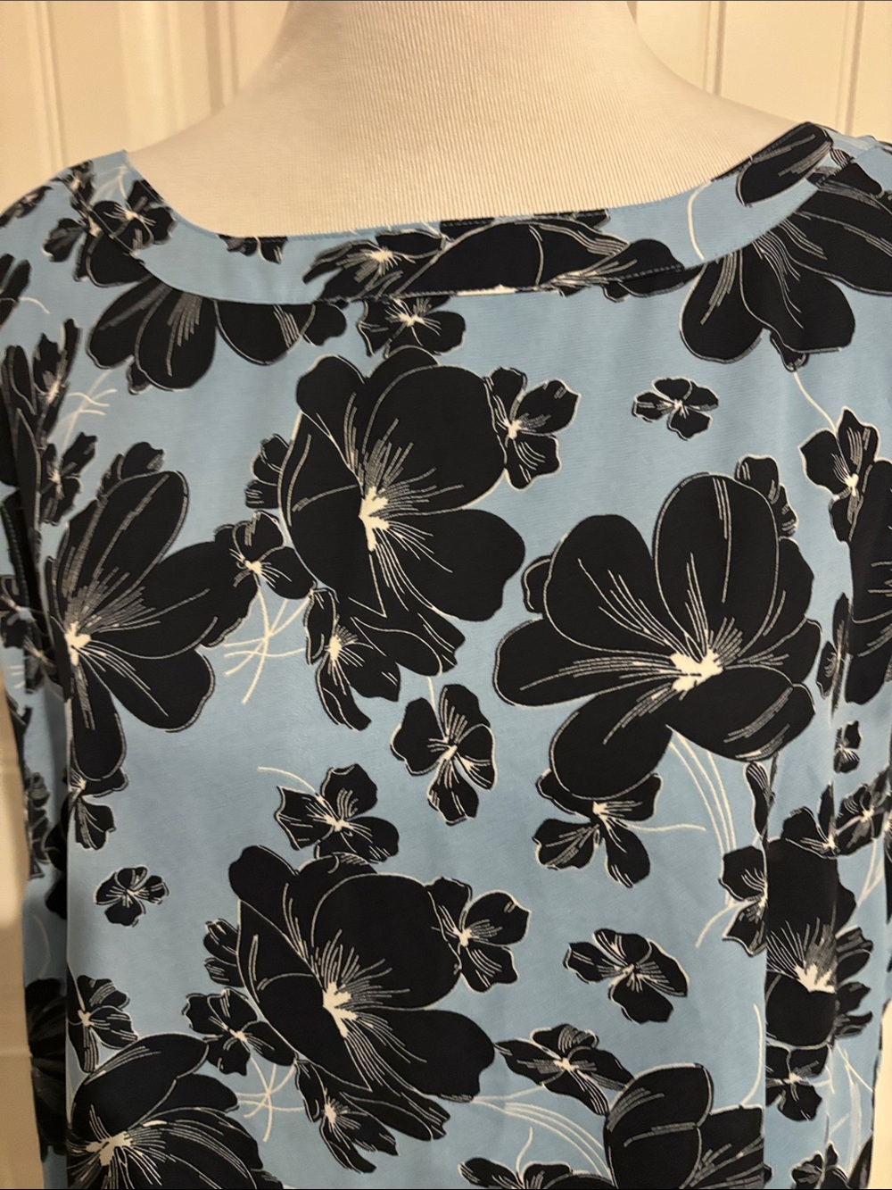 Ann Taylor Women’s Floral Boatneck Top in Light Blue and Black - Picture 5 of 6